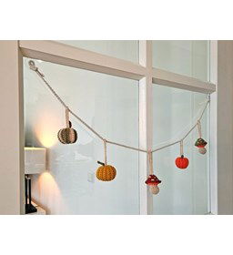 Herfstslinger gemaakt van Babyartikelen en speelgoed maken