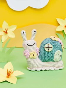 Slak met bloemenkrans