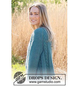 Damesvest met kabelpatroon langs zijnaad en schouderlijn gemaakt van Drops Kid Silk