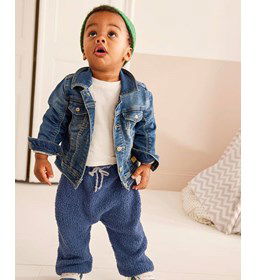 Kinderbroek met koordje in de taille gemaakt van Phildar Phil Baby doll