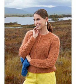 Damesvest met kabels gemaakt van Phildar Phil Mohair Soie Lurex