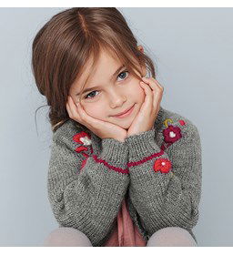 Meisjesvest met geborduurde bloemetjes gemaakt van Phildar Phil Charly