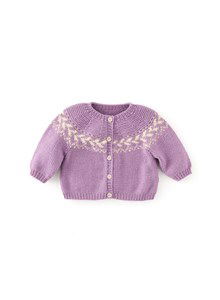 Babyvest mett jaquardpatroon gebreid in ronde pas.