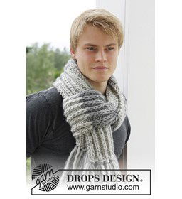 Gebreide sjaal met franjes gemaakt van Drops Snow - Eskimo