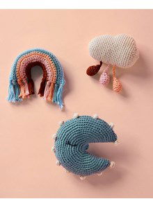 Regenboog, regenwolk en maan