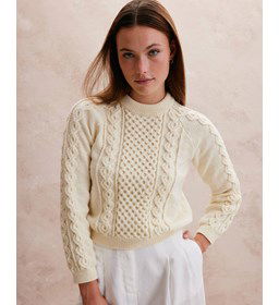 Damestrui met elegant kabelpatroon gemaakt van Breinaalden