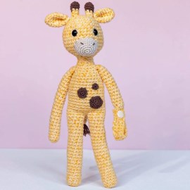 Durable Durable haakpatroon knuffel giraf gehaakt van het garen Cosy fine faded.Lengte ca 30 cm