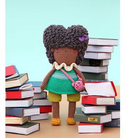 Maja met tasje van Lula en co gemaakt van Scheepjes Catona 25 en 10 gram