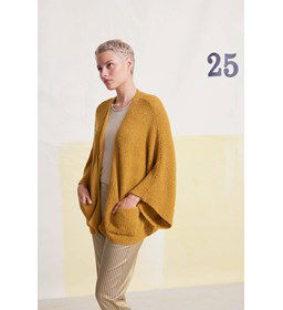 Wijd damesvest met zakken gemaakt van Lang Yarns Regina