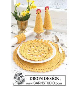 placemat, eierwarmer en servetring  gemaakt van Drops Glitter en glimdraad