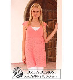 Tuniek met rok in kantpatroon en met V-hals 