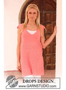 Tuniek met rok in kantpatroon en met V-hals 