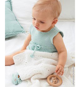 Babyjurkje met koordje in de taille gemaakt van Lana Grossa Cool Wool Baby