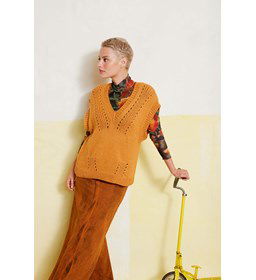 Spencer met lage V-hals gemaakt van Lang Yarns Amira