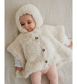 Poncho met capuchon gemaakt van knopen