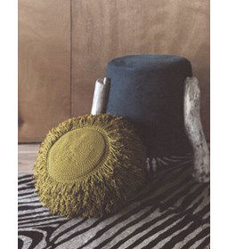 Dik rond kussen met franjes gemaakt van boeken haken