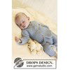 De set bevat: Gebreide broek en vest met ronde pas en braambes patroon.