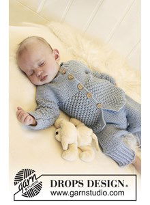 De set bevat: Gebreide broek en vest met ronde pas en braambes patroon.