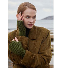 Polswarmers in ribbelpatroon gemaakt van Boeken Lang Yarns