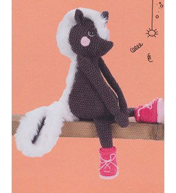 Eekhoorn met fel gekleurde gympen gemaakt van Scheepjes Softfun