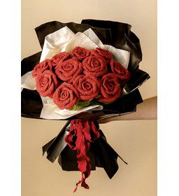 Boeket met klassieke rozen gemaakt van boeken haken