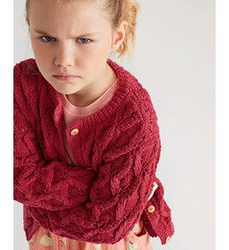 Meisjes vest in kabelpatroon gemaakt van Phildar Phil Ecocoton