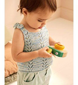 Zonnehemdje voor peuter in ajourpatroon gemaakt van Phildar Phil Exotique