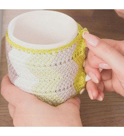 Mug cosy gemaakt van knopen