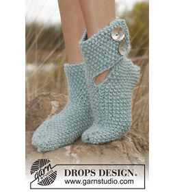 Gebreide sloffen gemaakt van knopen