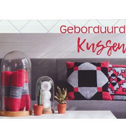 Kussen gemaakt van borduurstoffen