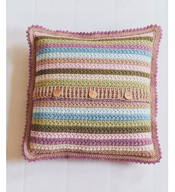 Kussen met knoopsluiting gemaakt van Scheepjes Colour Crafter