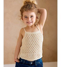 Hemdje met smalle schouderbandjes gemaakt van Breinaalden zonder knop