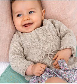 Baby trui gemaakt van knopen