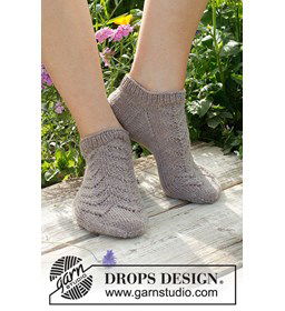 Enkelsokken June Jumpers met kantpatroon gemaakt van Drops Fabel