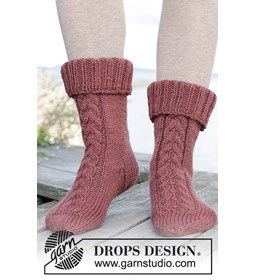 Damessokken met kabelpatroon gemaakt van Drops Nepal