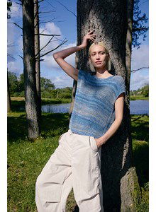 lang Yarns Langyarns breipatroon Senta, mouwloze damestrui met ronde hals. Dit gemêleerde shirt, is gemaakt van het garen Lang yarns Illusion. maten: S-M/L-XLBoven wijdte: 106/114 cmLengte: 62 cm
