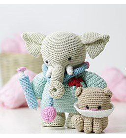 Dierenarts kledingset met patient gemaakt van Scheepjes Catona 25 en 10 gram