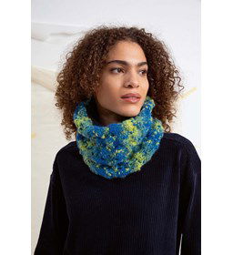 Loop sjaal met fantasiepatroon gemaakt van Lang Yarns Bergen 1102.