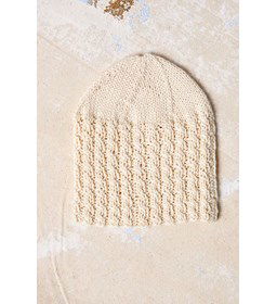 Babymutsje met kabelpatroon gemaakt van Lang Yarns Baby Cotton Naturally Colored