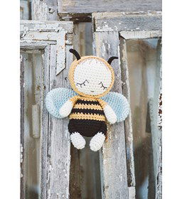 Slapende babyhommel gemaakt van Drops Cotton Light