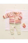 Breipatroon babyvest Xelia met strikkoordje van andere kant