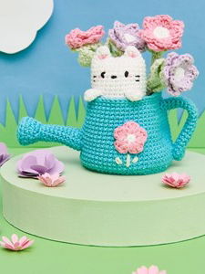 Poes in gieter met bloemen