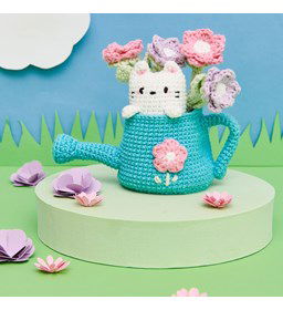 Poes in gieter met bloemen gemaakt van Rico Ricorumi