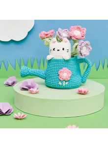 Poes in gieter met bloemen