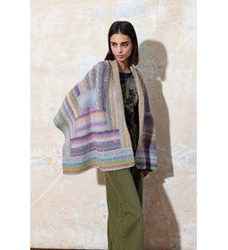 Vierkante poncho gemaakt van Lang Yarns Magnolia