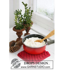 Gebreide en gevilte Kerst onderzetter  gemaakt van Drops Snow - Eskimo