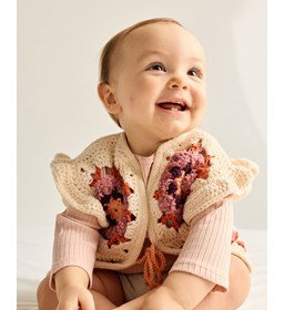 mouwloos babyvestje gemaakt van Handwerk accesoires