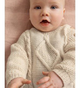 Babytruitje met kabelpatroon gemaakt van Phildar Phil Caresse