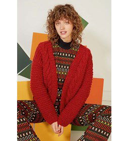 Kort damesvest met brede kabel gemaakt van Lang Yarns Malou Light uni en color