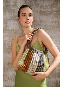 Haakpatroon schoudertas in grof ribbelpatroon gemaakt van Lana Grossa The Tube